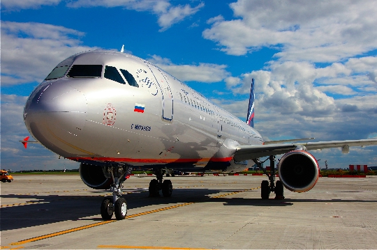 Ile latać z Czelabińska do Moskwy?