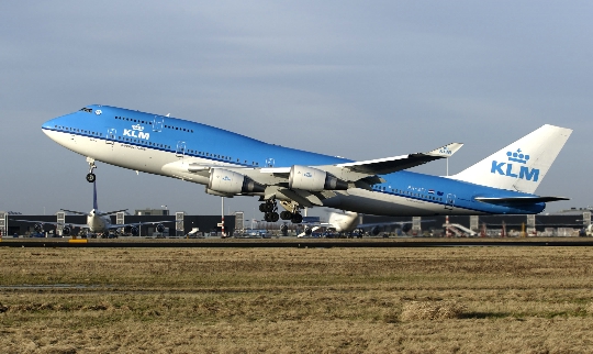Колко да лети от Амстердам до Москва?