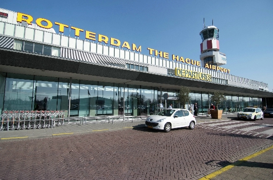 Hollannin lentokentät