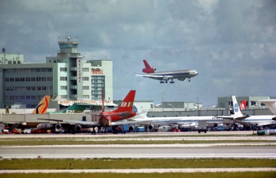 Wie viel muss man von Miami nach Moskau fliegen?