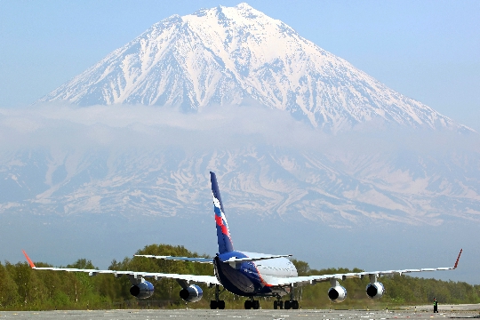 How long is it to fly from Petropavlovsk-Kamchatsky to Moscow?