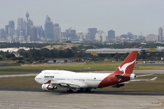 Ile latać z Sydney do Moskwy?