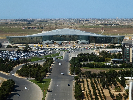 Hvor mye skal jeg fly fra Baku til Moskva?