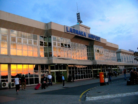 Wie viel muss man von Larnaca nach Moskau fliegen?