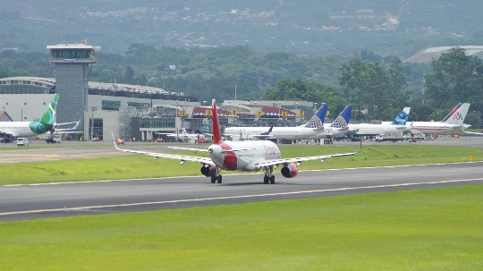 مطارات كوستاريكا