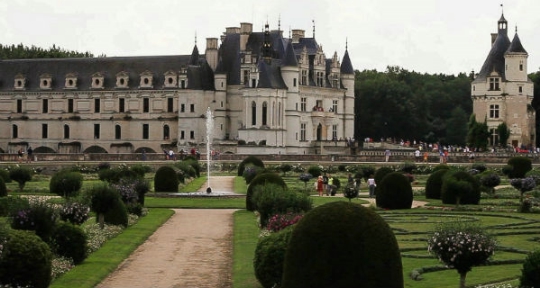 France-Excursions has prepared a series of excursions in Paris and regions of France for the summer holidays