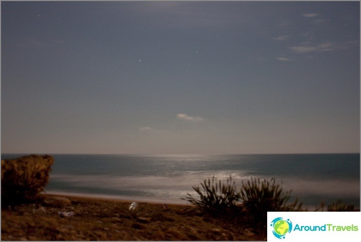 Blick vom Seitenstrand bei Nacht.