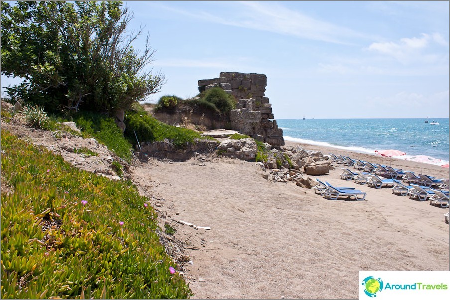 Op de strandruïnes