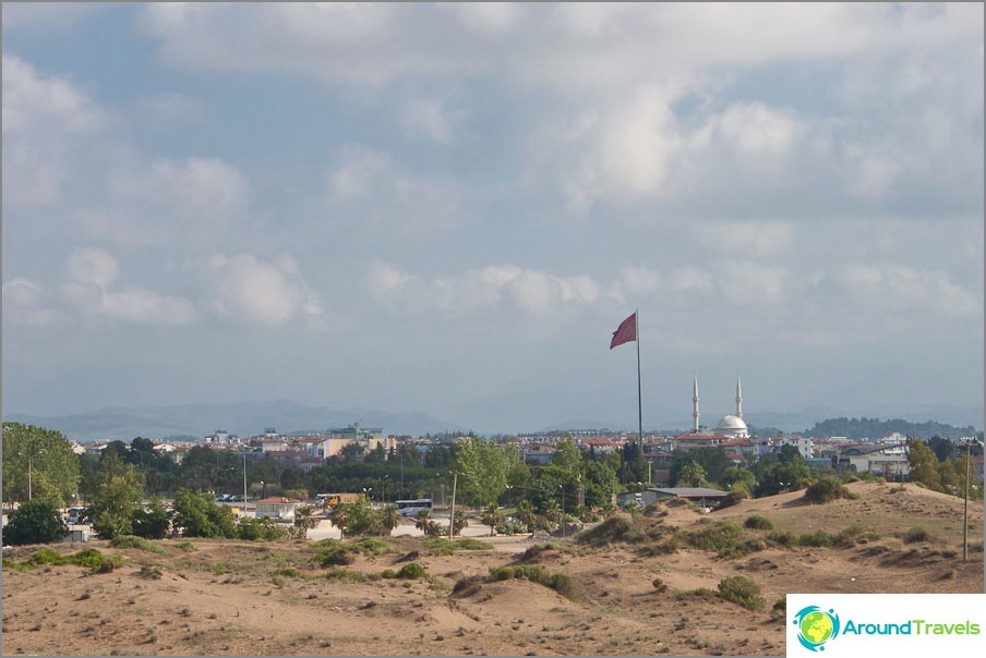 Weit entfernte Flagge und Moschee