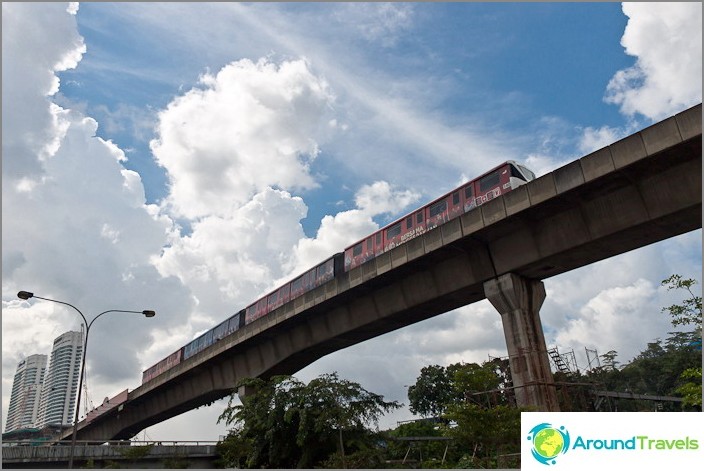 Metro Kuala Lumpuriin taivaan alla