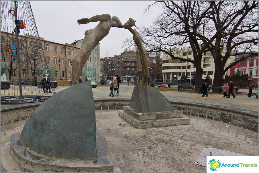 Monumento aos amantes ou crianças secas