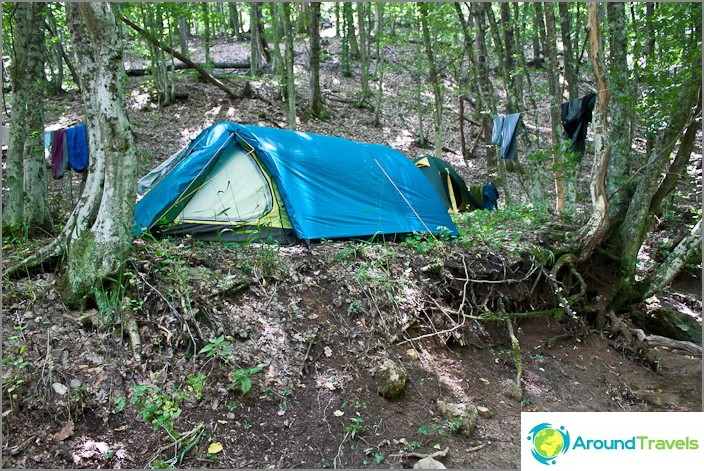 In campeggio con una tenda