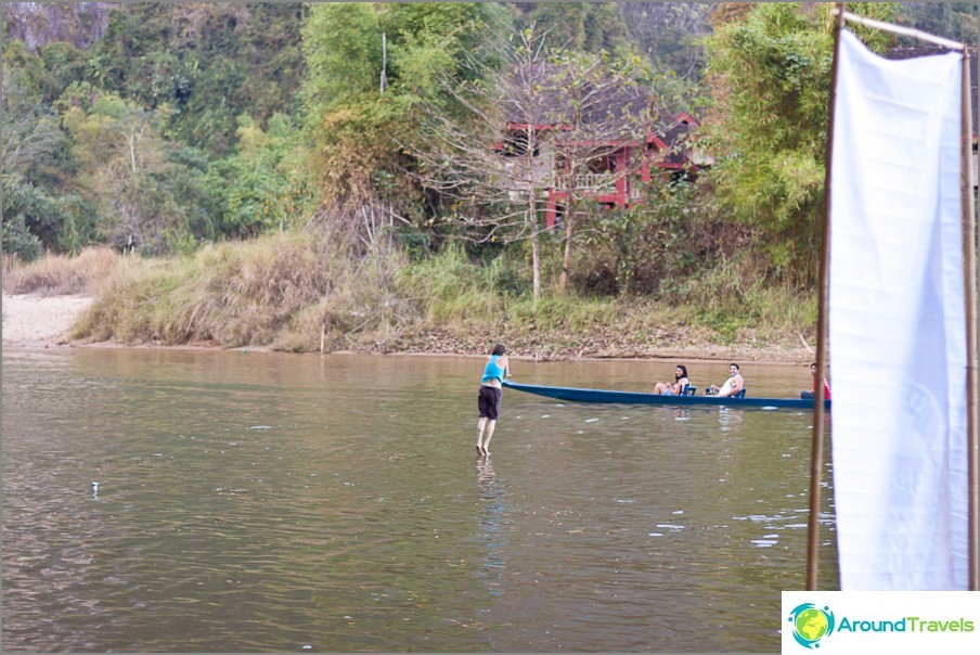 Aterrizar casi en un bote no es del todo divertido