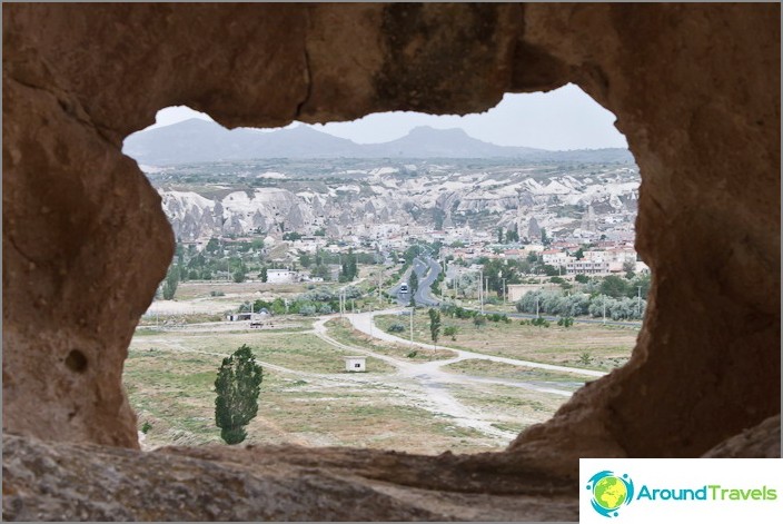 Udsigt til landsbyen Goreme fra vinduet i et stenhus.