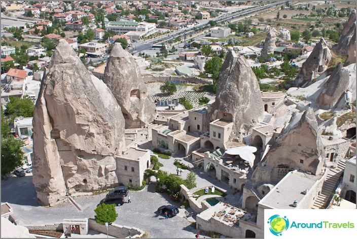 Aldeia de Goreme. Tuffs fazem fronteira com casas modernas.