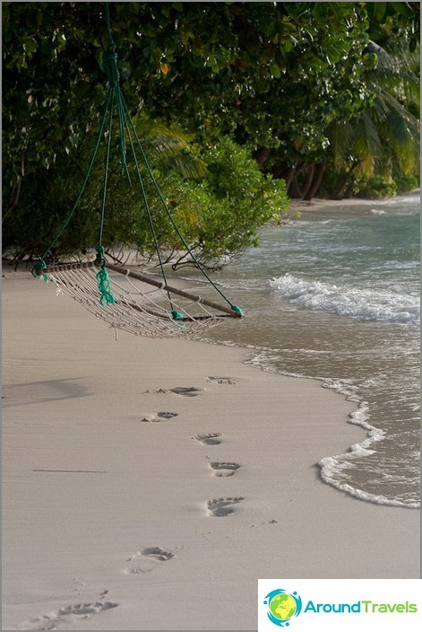 Plage. Île de Kuramati.