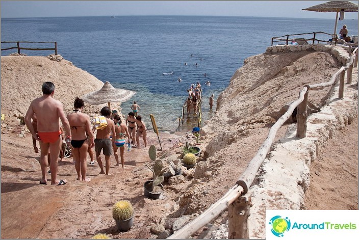 Vacances à Sharm El Sheikh. Descente vers la mer.