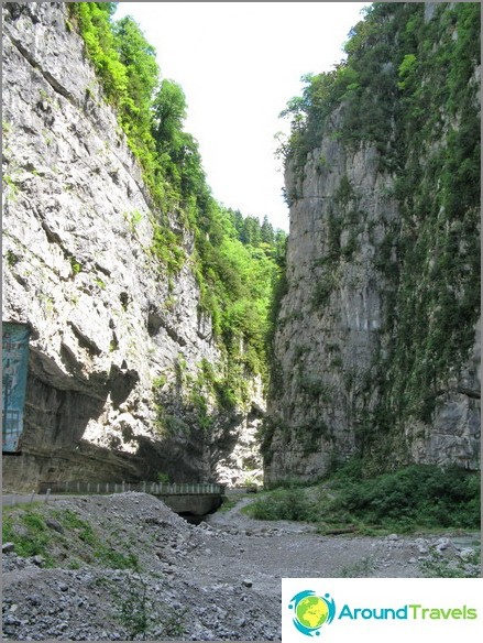 Abhazya Goritsa Gölü yolunda gorge.