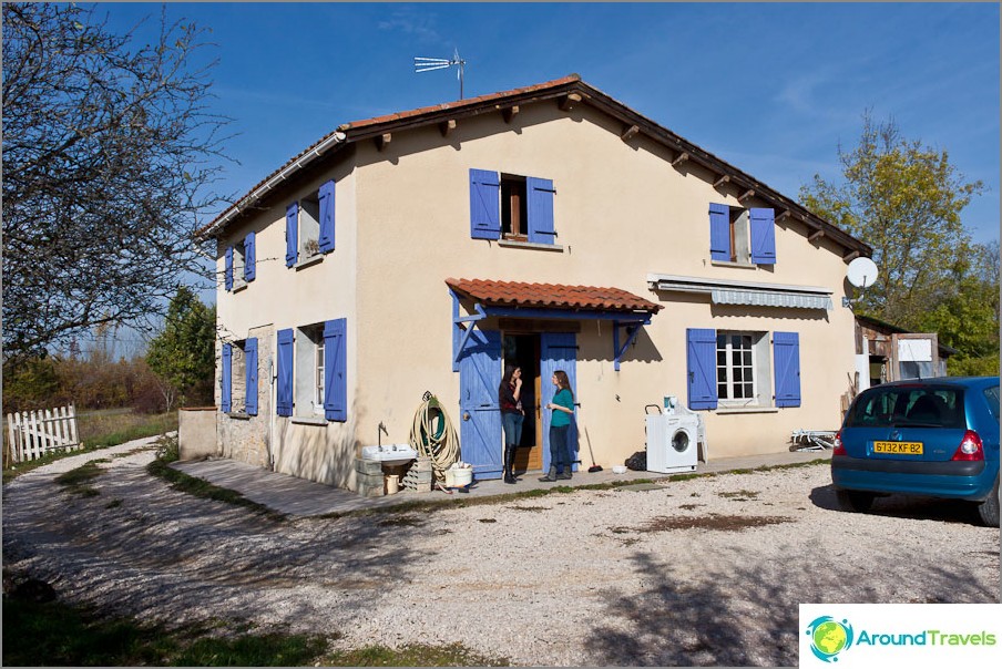 Une telle maison peut être louée ou achetée pour toute la famille