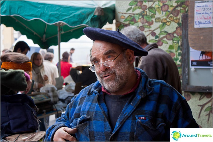 Verbazingwekkend lachende en vriendelijke boer op de markt.