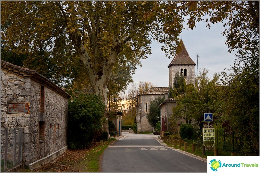 Petites villes de pierre le long de la route - France