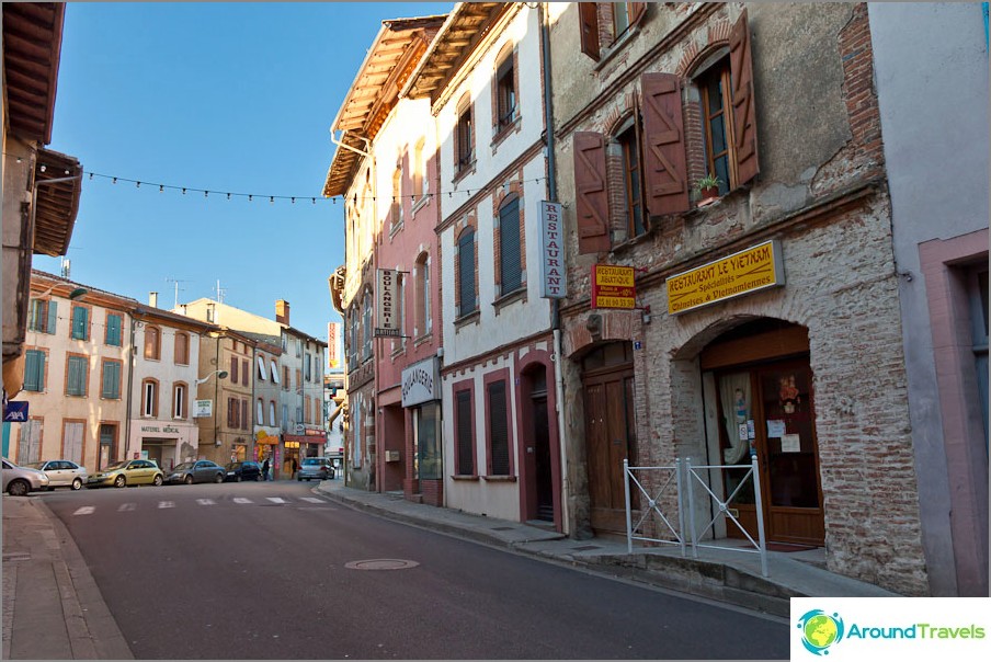 Petites villes de pierre le long de la route - France