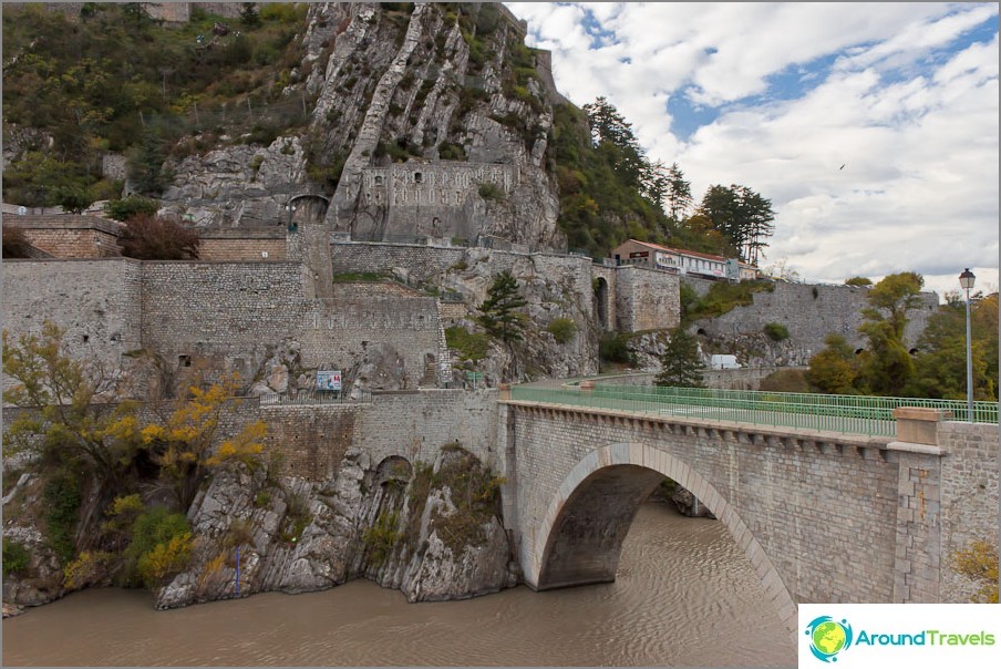 Una città nelle rocce lungo la strada - Francia