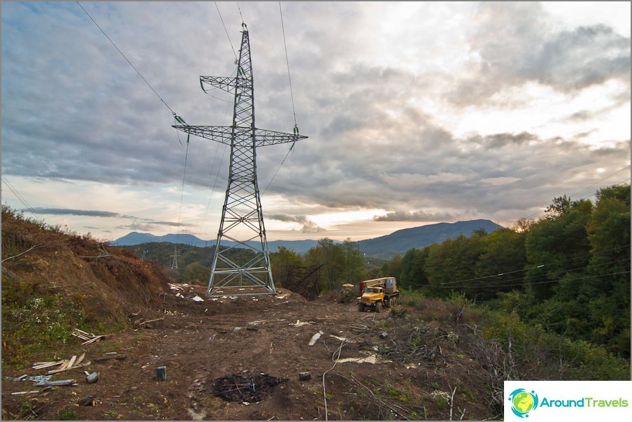 Construcción de una nueva línea eléctrica.