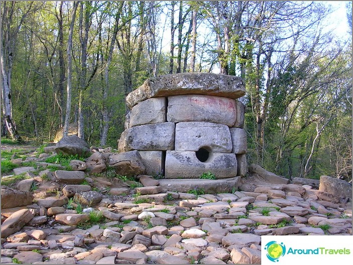 Долмен Хармония. Възраждане на село.