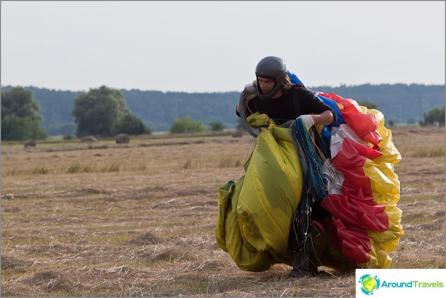 Do you like to fly, love and carry a paraglider