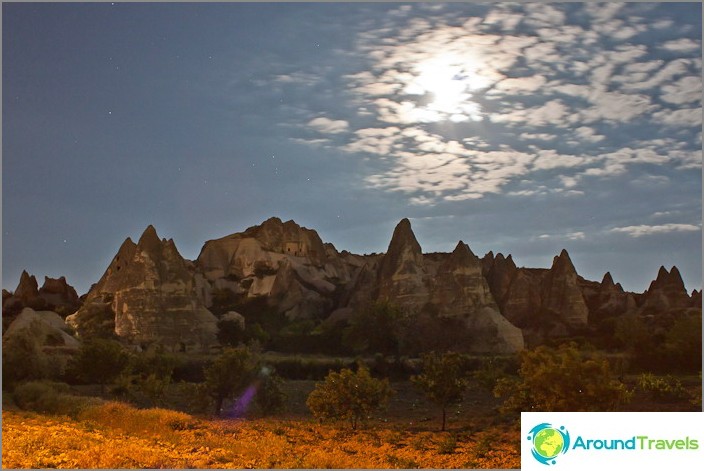 Kappadokie v noci. Goreme.