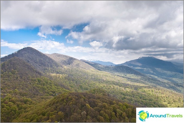 Vista das montanhas do Cáucaso da montanha Dois irmãos. Ao longe é a montanha Semiglava.