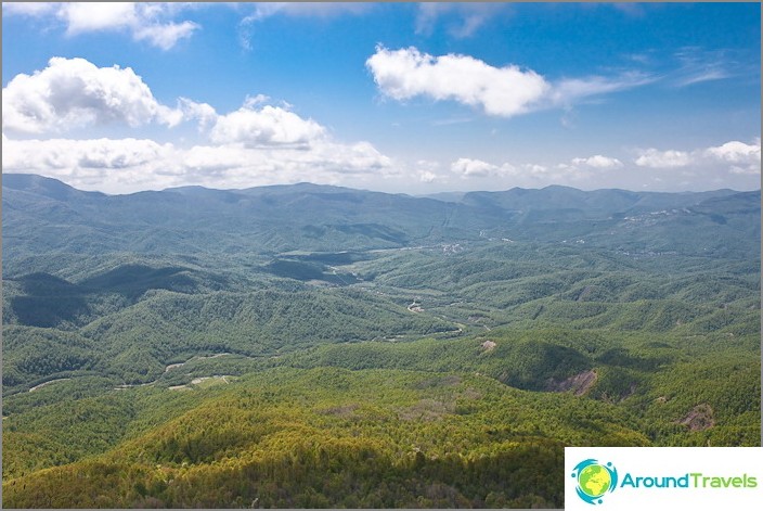 Vista das montanhas do Cáucaso, no lado de Tuapse e a vila de Anastasievka.