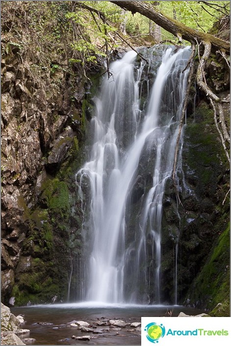 Wasserfall in der Nähe der Stadt der zwei Brüder.