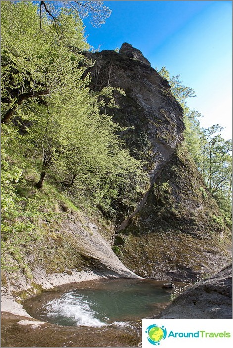 Foss på Dvubratsky-bekken.