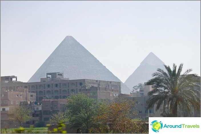 Utsikt från Kairo till de forntida pyramiderna.