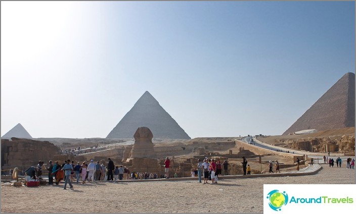 Muinaiset Egyptin ja Ison sfinksin pyramidit.