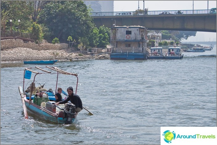 نهر النيل. عائلة في زورق.