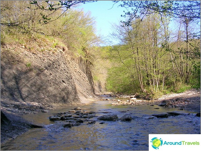 Village Vozrozhdenie. Janet River.