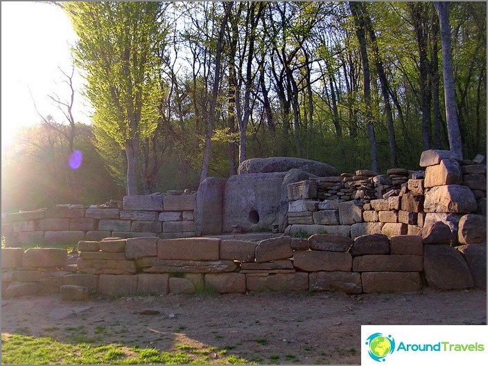 Village Vozrozhdenie. Dolmen.