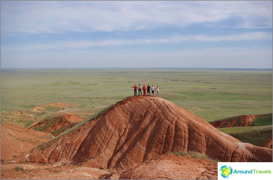 På de røde klipper i Bogdinsko-Baskunchaksky Reserve, Astrakhan-regionen