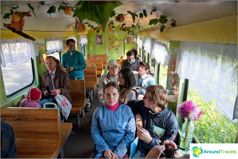 Dans la voiture de la route jaune des enfants de Minsk du nom de Zaslonov