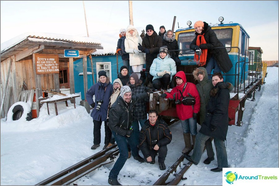 Viaje extremo en un vehículo a motor a lo largo del ferrocarril de Monza