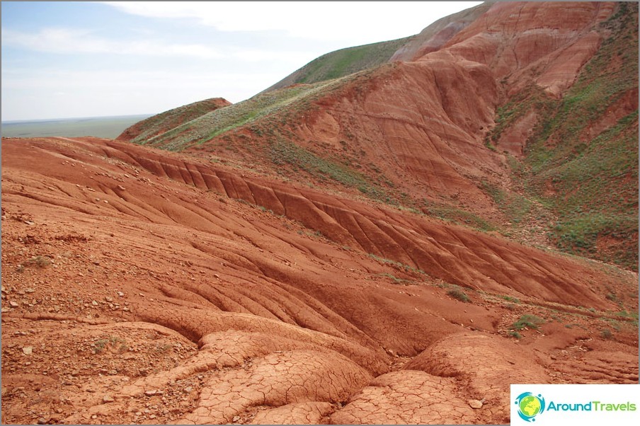 Červené skály na úpatí hory Big Bogdo, oblast Astrakhan