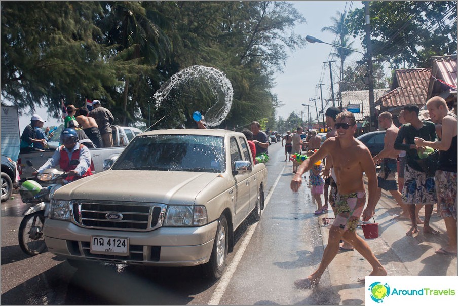 Farangové vnímají Songkran jako svou dovolenou