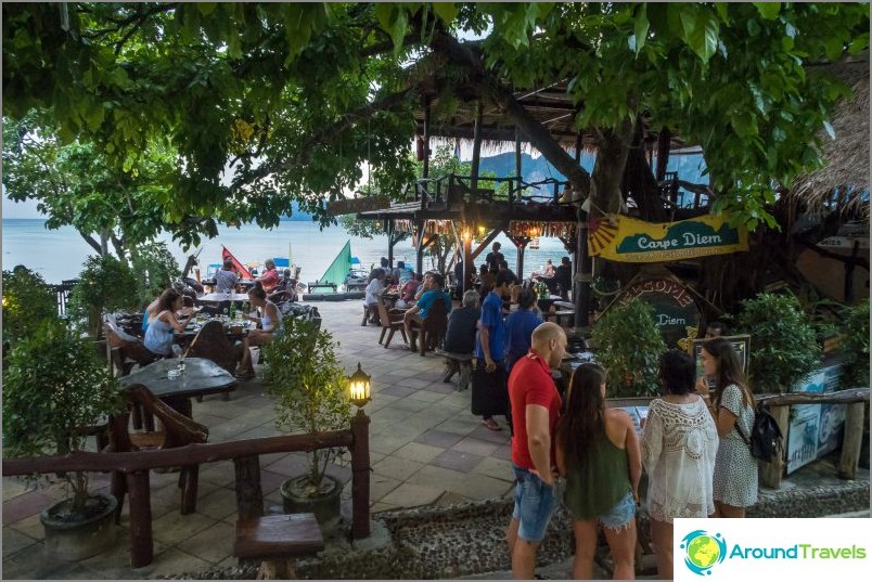 Carpe Diem Cafe op Phi Phi Island en Evening Fire Show