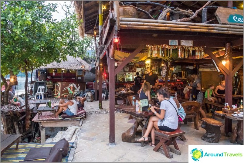 Carpe Diem Cafe op Phi Phi Island en Evening Fire Show