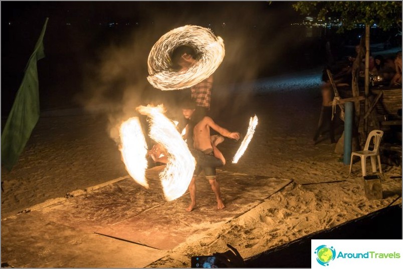 Carpe Diem Cafe a Phi Phi Island e Evening Fire Show