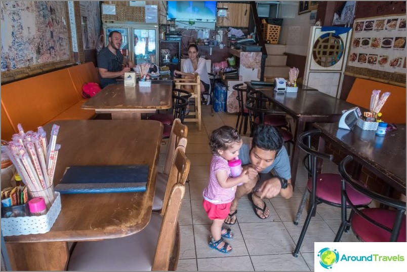 Amp Cafe på ön Phi Phi Don - ett litet thailändskt kafé