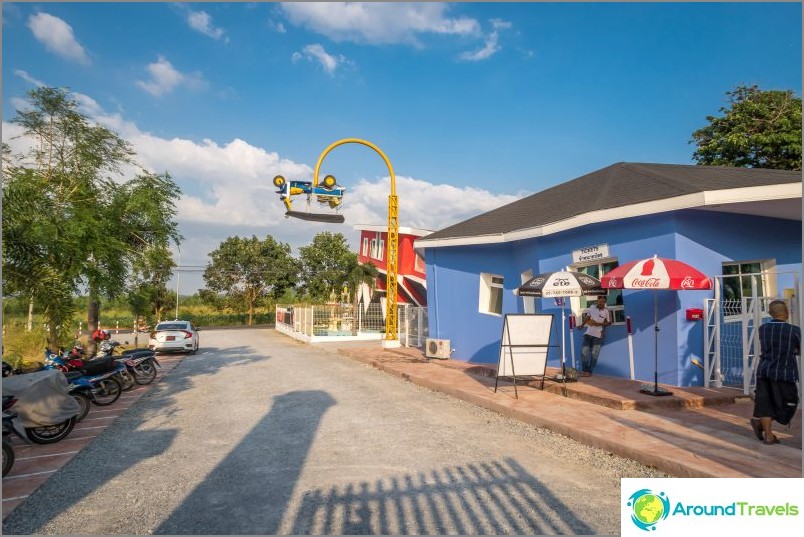 Omvänd hus i Pattaya - en attraktion för barn och selfies
